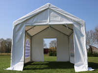 De HQ partytenten zijn voorzien van twee kopse zijwanden, één met brede en één met smalle deur. (hier een 3x4 meter tent)